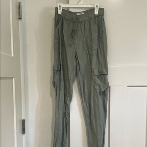 Womens Cargo  Pants — 100 % Linen 
Olive Green EXCELLENT CONDITION